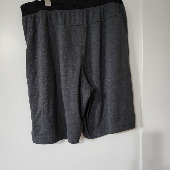 Adidas Men Short Size Large (30) - Picture 2 of 5